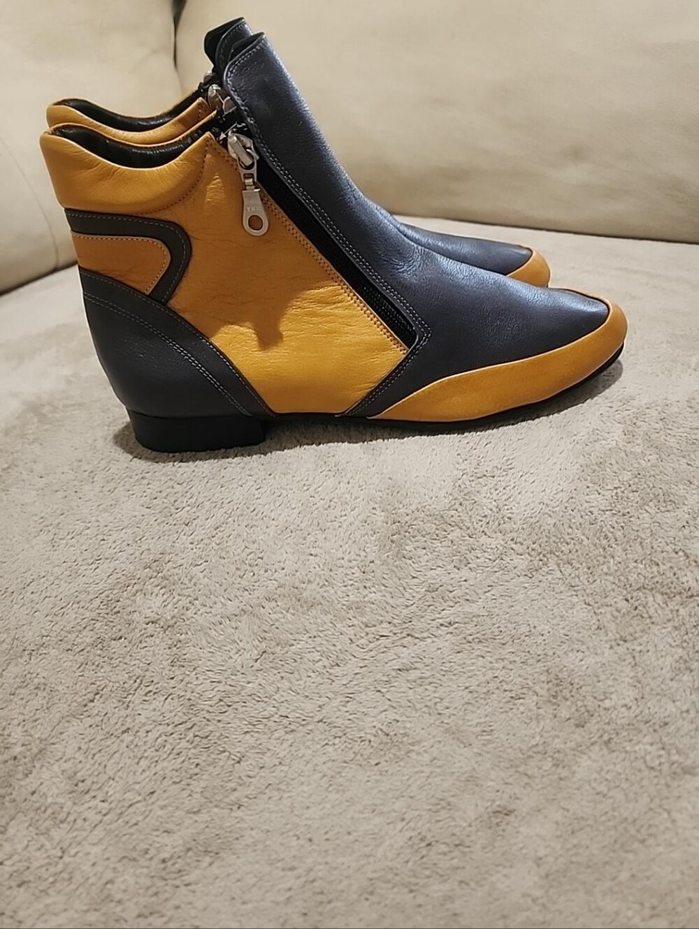 NWT.Women’s vintage leather boots, colorblock boots, black mustard boots, - Picture 2 of 6